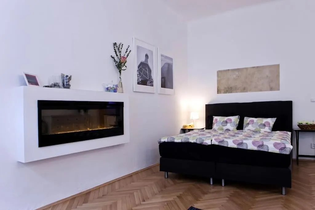 Prague Center Apartment With Fireplace Tjeckien